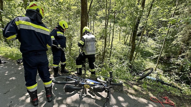 Die Frau lag verletzt im Bachbett und musste von der Feuerwehr gerettet werden.