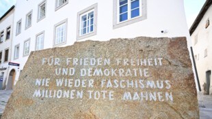 Der Gedenkstein vor der neu errichteten Polizeiinspektion