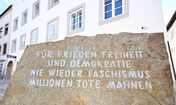 Der Gedenkstein vor der neu errichteten Polizeiinspektion