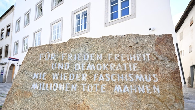 Der Gedenkstein vor der neu errichteten Polizeiinspektion