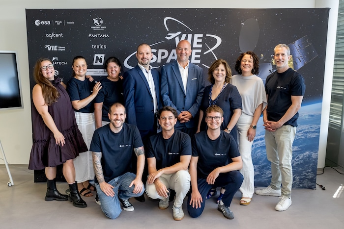 Das Team des ESA Phi-Lab Austria mit Leiter Michael Moll (stehend, 5. v. li.)