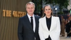 Der Regisseur mit seiner Frau, Produzentin Emma Thomas, die seine Anrufe anzukündigen scheint.