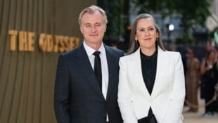 Der Regisseur mit seiner Frau, Produzentin Emma Thomas, die seine Anrufe anzukündigen scheint.