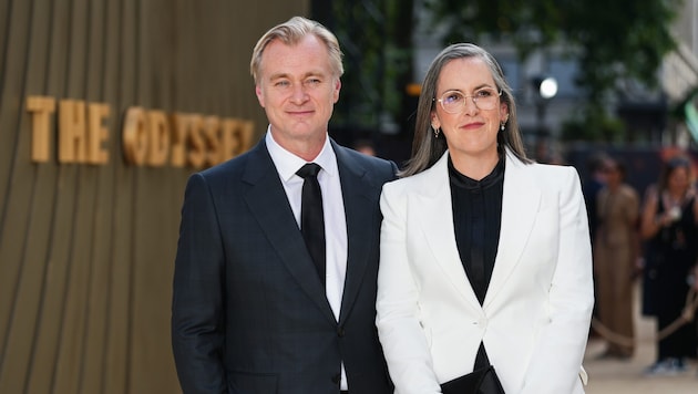 Der Regisseur mit seiner Frau, Produzentin Emma Thomas, die seine Anrufe anzukündigen scheint.