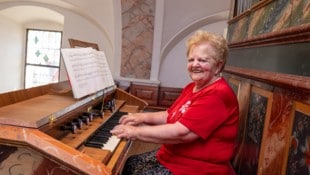 Dieter Arbeiter Erika Hartl spielt mit ihren fidelen 82 Jahren noch immer die Orgel. Und das bereits seit 70 ...