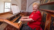 Erika Hartl spielt mit ihren fidelen 82 Jahren noch immer die Orgel. Und das bereits seit 70 ...