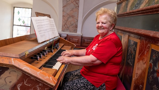 Erika Hartl spielt mit ihren fidelen 82 Jahren noch immer die Orgel. Und das bereits seit 70 ...