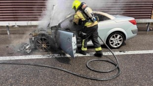 Nach dem verheerenden Brand hat das Auto nur mehr Schrottwert.