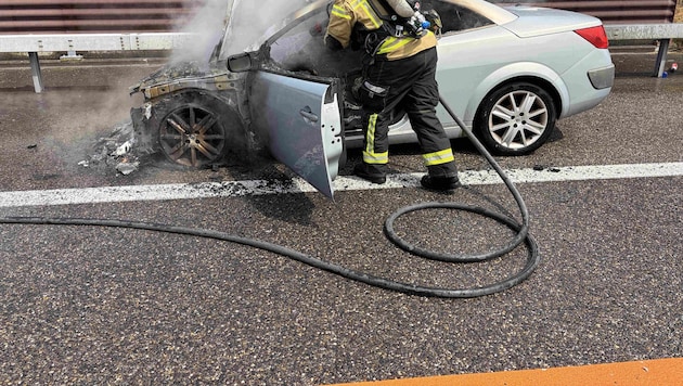 Nach dem verheerenden Brand hat das Auto nur mehr Schrottwert.