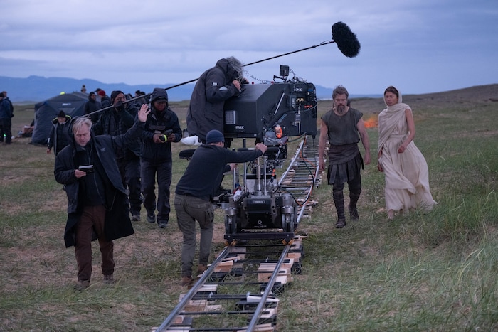 Christopher Nolan beim Dreh zu „Die Odyssee“ mit Matt Damon als Odysseus und Zendaya als Athene ...