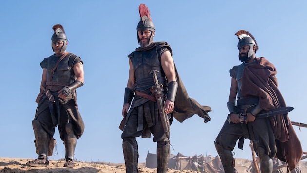 Matt Damon (m.) verkörpert in dem Epos den Helden Odysseus.