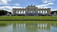 Die welberühumte Gloriette im weitläufigen Park von Schloss Schönbrunn in Wien zieht jedes Jahr ...