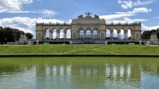 Die welberühumte Gloriette im weitläufigen Park von Schloss Schönbrunn in Wien zieht jedes Jahr ...