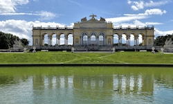Die welberühumte Gloriette im weitläufigen Park von Schloss Schönbrunn in Wien zieht jedes Jahr ...
