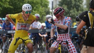 Tadej Pogacar (l.) und Jonas Vingegaard (r.)