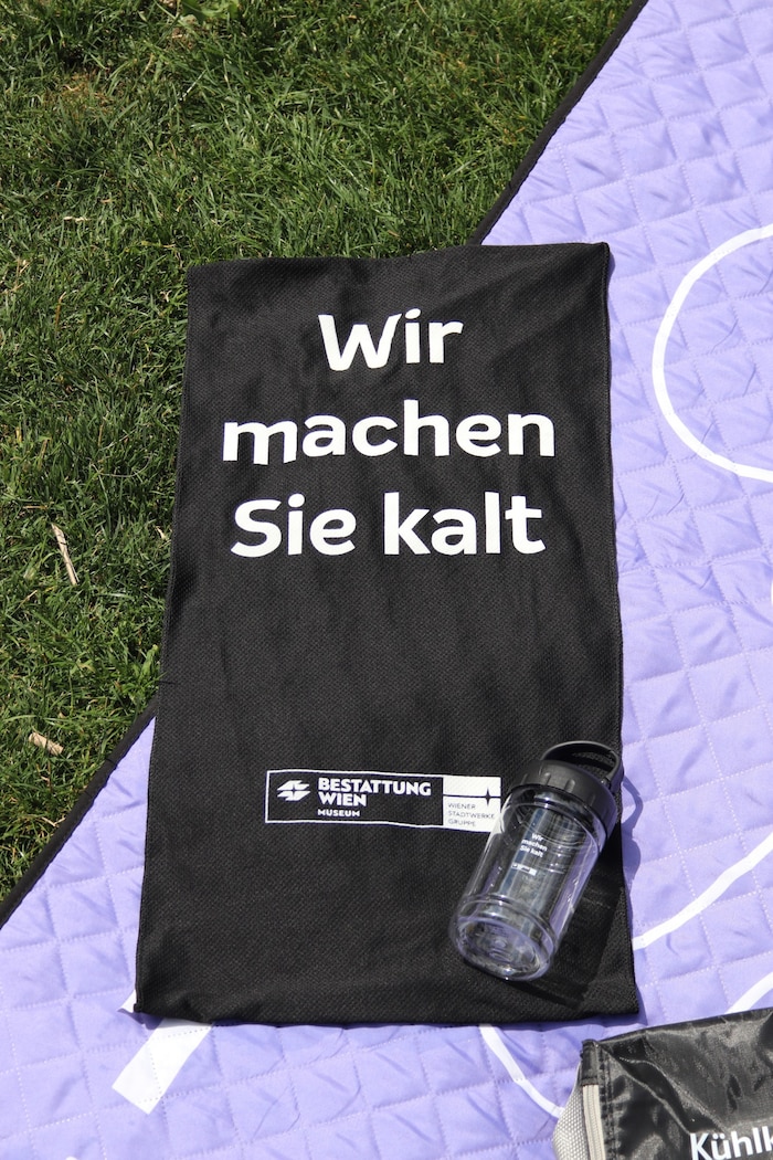 Kühltuch trifft Trinkflasche: Beide tragen denselben Spruch – ein Doppelpack für alle, die es im ...