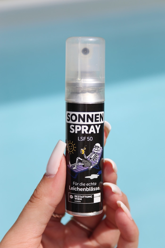 Lichtschutzfaktor 50 und ein Skelett auf der Sonnenliege: Der Sonnenspray verspricht die „echte ...