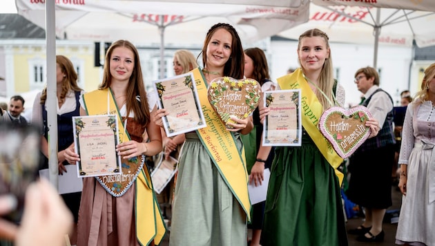 Lisa Anderl (li.) ist die neue Hopfenbotschafterin. Auch Simone Deisel aus Nöchling (Bildmitte)