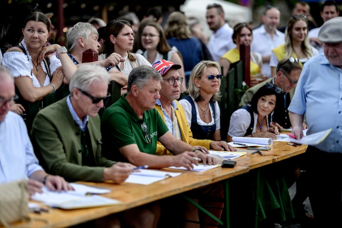 Auch „Krone“-Redakteur Mark Perry (4. v.r.) überlegte sorgfältig über die Auswahl.