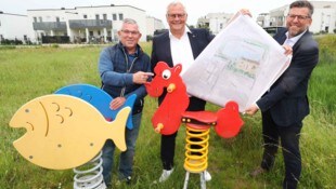 Neuer Standort: Hermann Nährer, Thomas Steiner und Werner Fleischhacker mit dem Plan für den ...