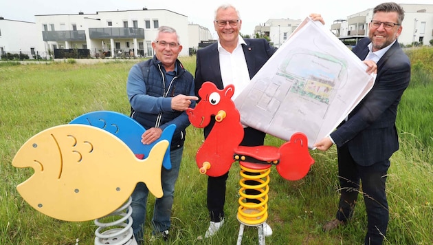 Neuer Standort: Hermann Nährer, Thomas Steiner und Werner Fleischhacker mit dem Plan für den ...