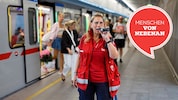 Mikro in der Hand, Schmäh im Gepäck: Petra Samidits dirigiert die Massen am Bahnsteig – wie vor ...