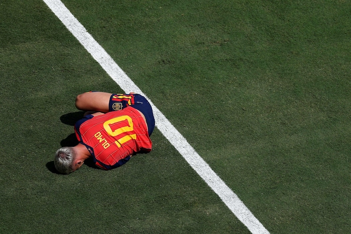 Dani Olmo lag nach dem Foul länger am Rasen.