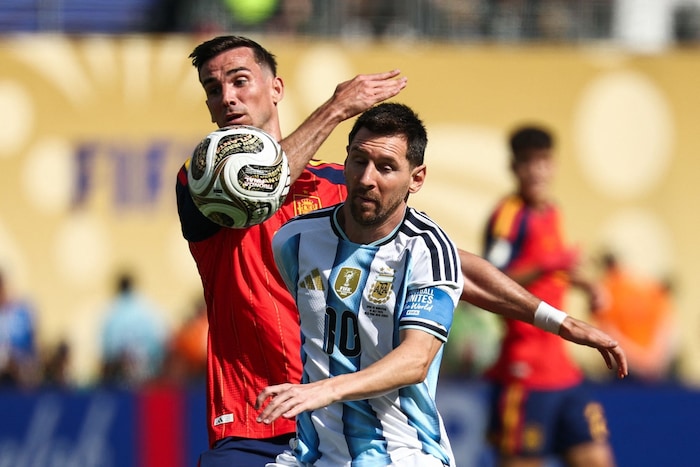 Fabian Ruiz im Duell mit Lionel Messi