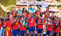Kapitän Rodri streckt den WM-Pokal in die Höhe – Spanien ist Weltmeister 2026!