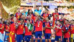 Kapitän Rodri streckt den WM-Pokal in die Höhe – Spanien ist Weltmeister 2026!
