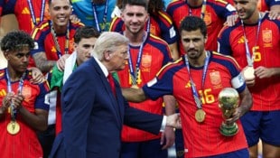 Donald Trump überreichte Rodri den WM-Pokal – und wollte danach (einmal mehr) nicht ...