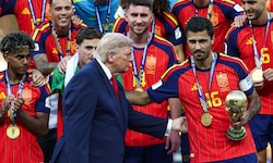 Donald Trump überreichte Rodri den WM-Pokal – und wollte danach (einmal mehr) nicht ...