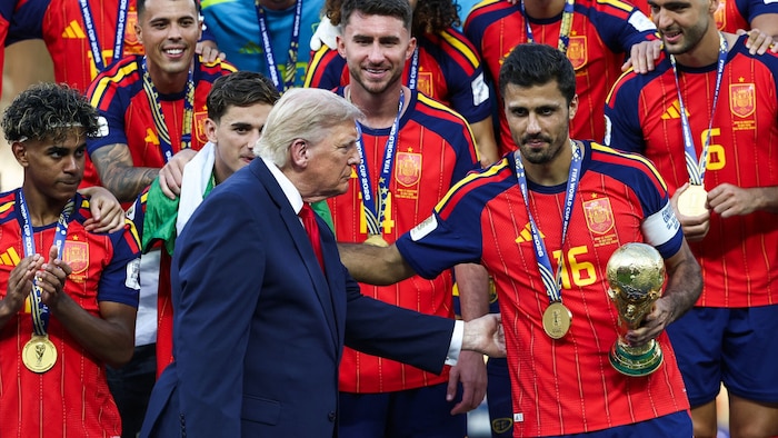 Donald Trump überreichte Rodri den WM-Pokal – und wollte danach (einmal mehr) nicht ...