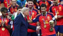Donald Trump überreichte Rodri den WM-Pokal – und wollte danach (einmal mehr) nicht ...