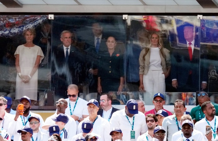 Donald Trump (re.) hinter Plexiglas
