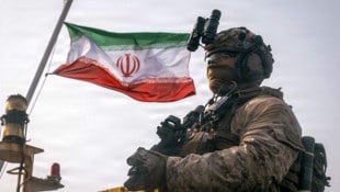 Ein US-Soldat an Bord eines gekaperten Schiffes unter iranischer Flagge.