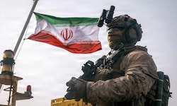 Ein US-Soldat an Bord eines gekaperten Schiffes unter iranischer Flagge.