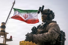 Ein US-Soldat an Bord eines gekaperten Schiffes unter iranischer Flagge.
