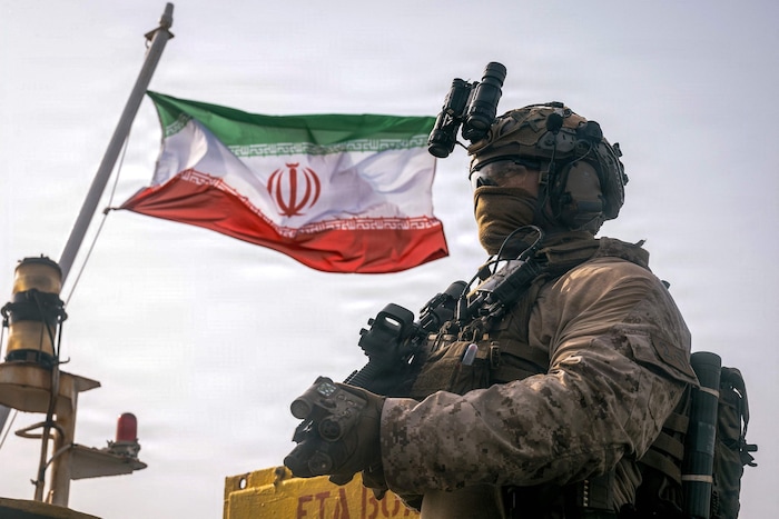 Ein US-Soldat an Bord eines gekaperten Schiffes unter iranischer Flagge.