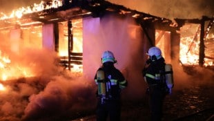 Die Feuerwehren kämpften stundenlang gegen die Flammen.