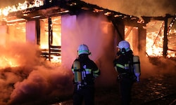Die Feuerwehren kämpften stundenlang gegen die Flammen.