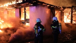 Die Feuerwehren kämpften stundenlang gegen die Flammen.