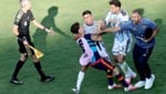 Argentiniens Leandro Paredes (2. von re.) ging nach dem WM-Finale auf die Spanier los.