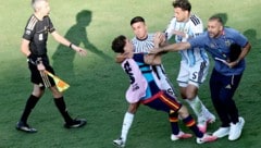 Argentiniens Leandro Paredes (2. von re.) ging nach dem WM-Finale auf die Spanier los.