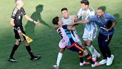Argentiniens Leandro Paredes (2. von re.) ging nach dem WM-Finale auf die Spanier los.