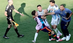 Argentiniens Leandro Paredes (2. von re.) ging nach dem WM-Finale auf die Spanier los.