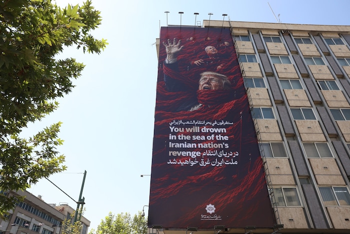 „Du wirst ertrinken im Meer iranischer Vergeltung“, ist auf diesem Plakat zu lesen.