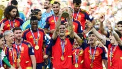 Fabian Ruiz jubelt mit dem WM-Pokal.