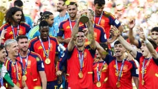 Fabian Ruiz jubelt mit dem WM-Pokal.