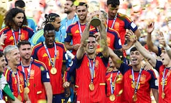 Fabian Ruiz jubelt mit dem WM-Pokal.